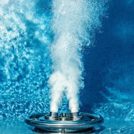 Противоток в действии создает искусственное течение, которое позволяет устраивать водные тренировки в собственном бассейне 